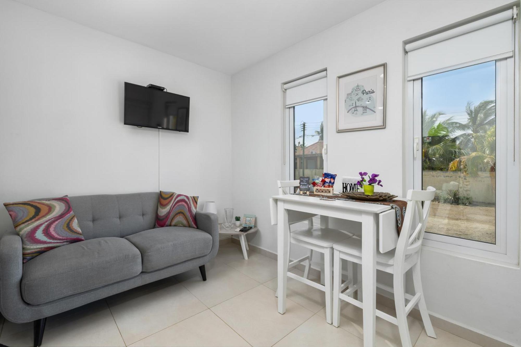 Adele'S Apartment With Pool, 5 Minutes Walk To The Beach Palm Beach Exterior photo