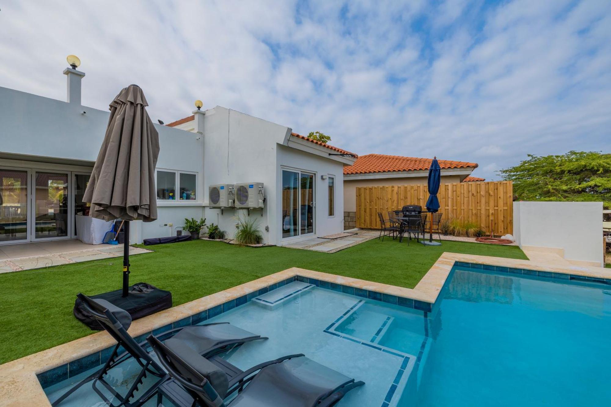 Adele'S Apartment With Pool, 5 Minutes Walk To The Beach Palm Beach Exterior photo
