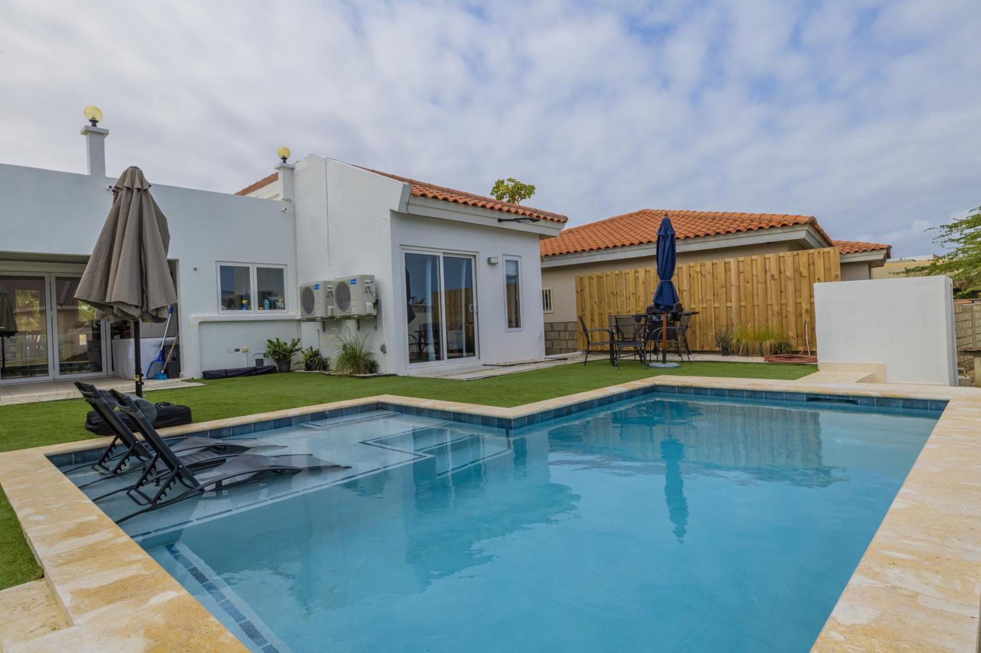 Adele'S Apartment With Pool, 5 Minutes Walk To The Beach Palm Beach Exterior photo